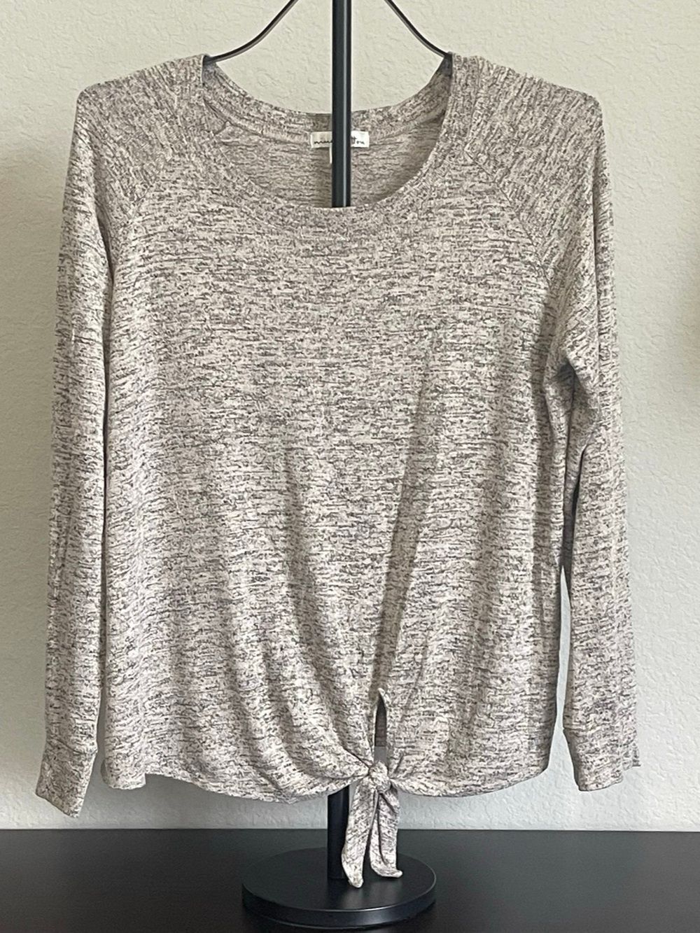 nine britton Long Sleeve Tie Front Top in Taupe Heather Beige Size Large